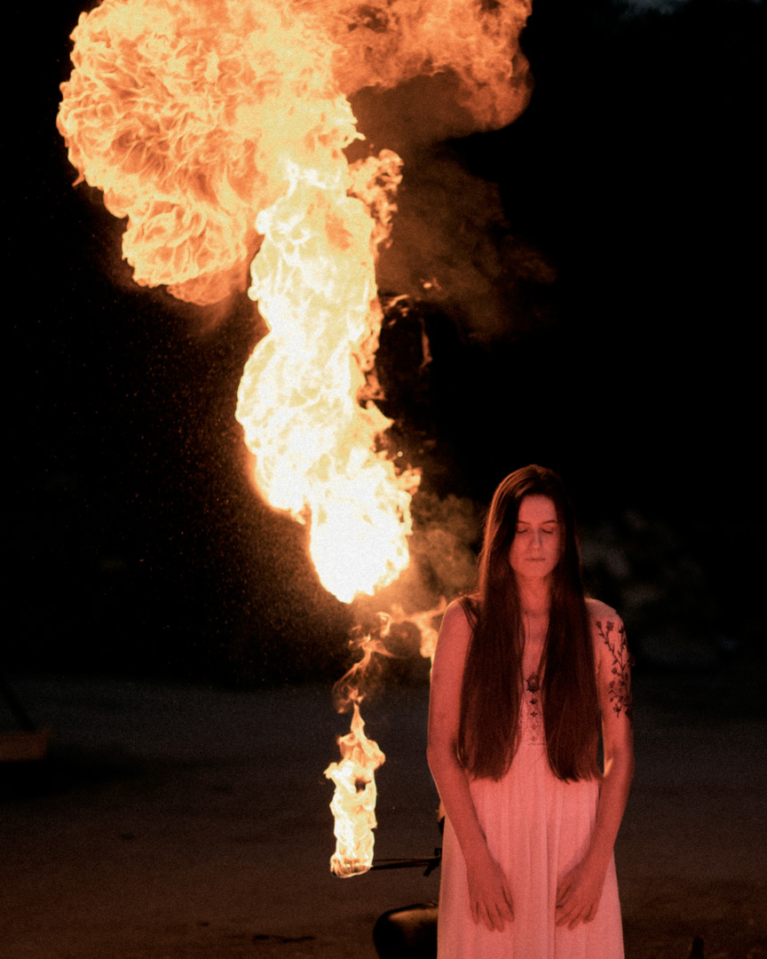 Séance photo éditoriale avec flammes - Portrait artistique femme robe blanche - Photographe Charente Angoulême
